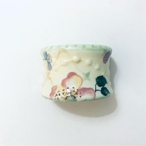THE EVELYN COLLECTION by Tracy Porter
Hand Painted Napkin Ring Holders, set of 8 - Picture 1 of 4